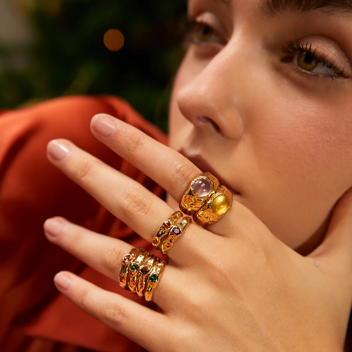 Anillo Bold orgánico delgado en oro amarillo de 18K con turmalina rosada