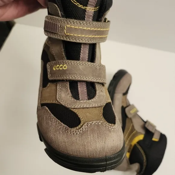 Ecco Hikers Taupe/Black Leather Gore Tex Insulated Lace Free Boys Size 3.5US EUC