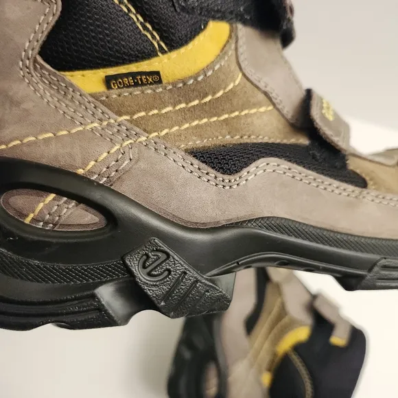 Ecco Hikers Taupe/Black Leather Gore Tex Insulated Lace Free Boys Size 3.5US EUC