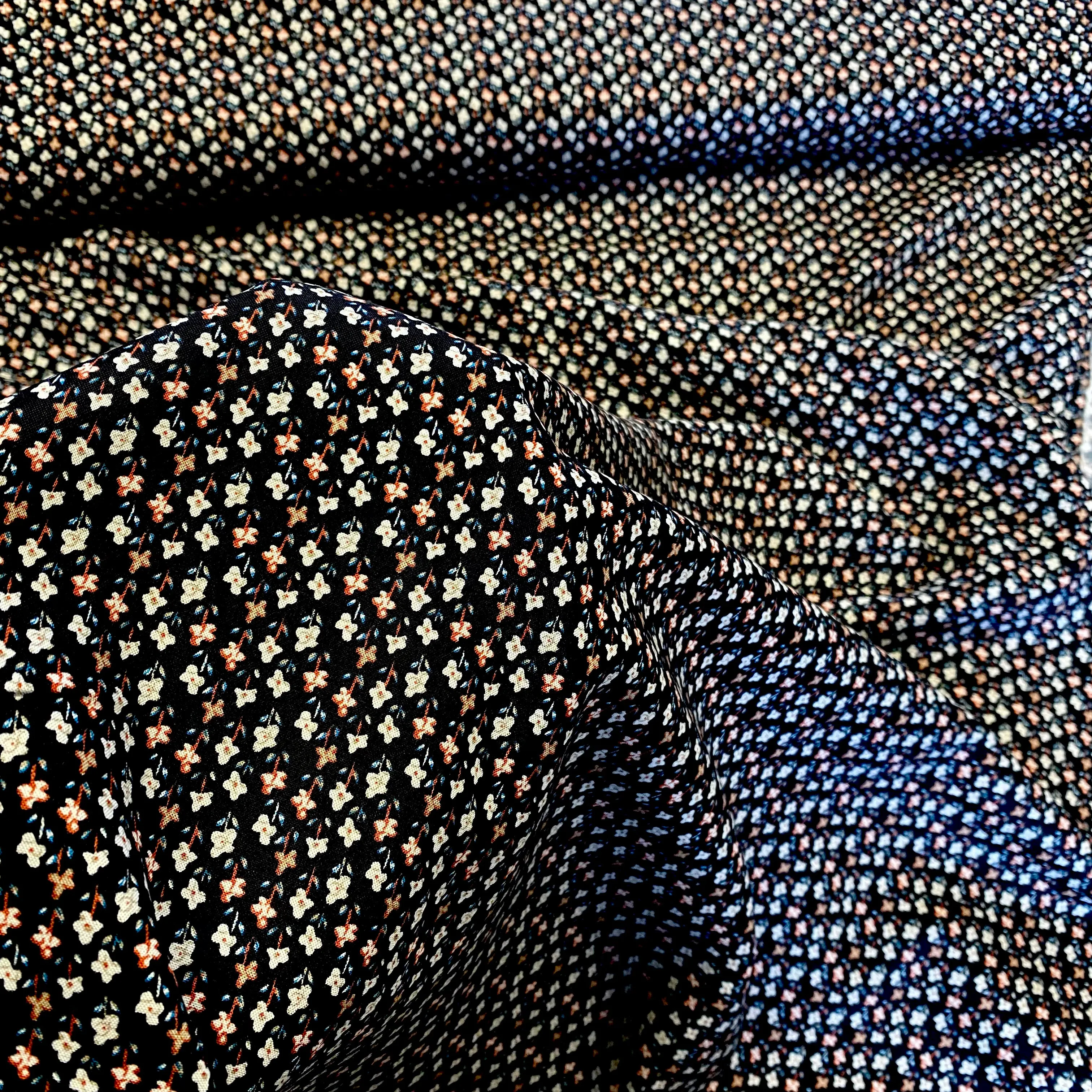 H55 | Ditsy Floral Viscose (2.45mtr end of bolt)