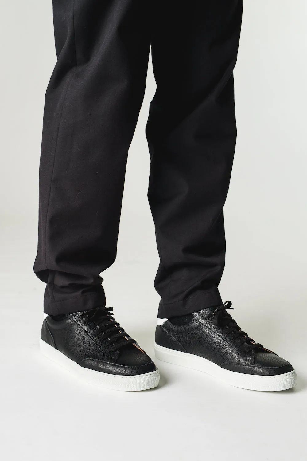 Helier Black / White