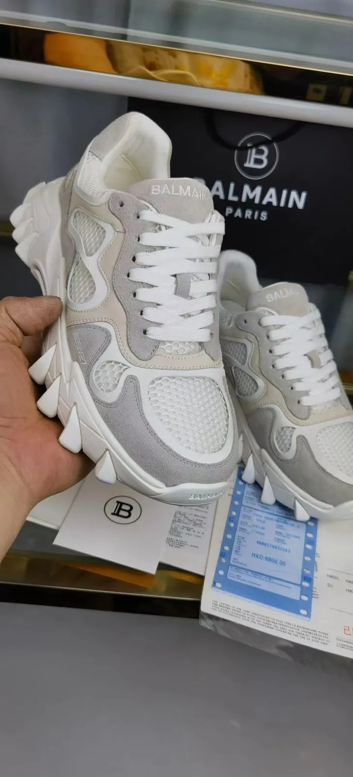 HIGH END QUALITY SNEAKERS AVAILABLE FOR MENS