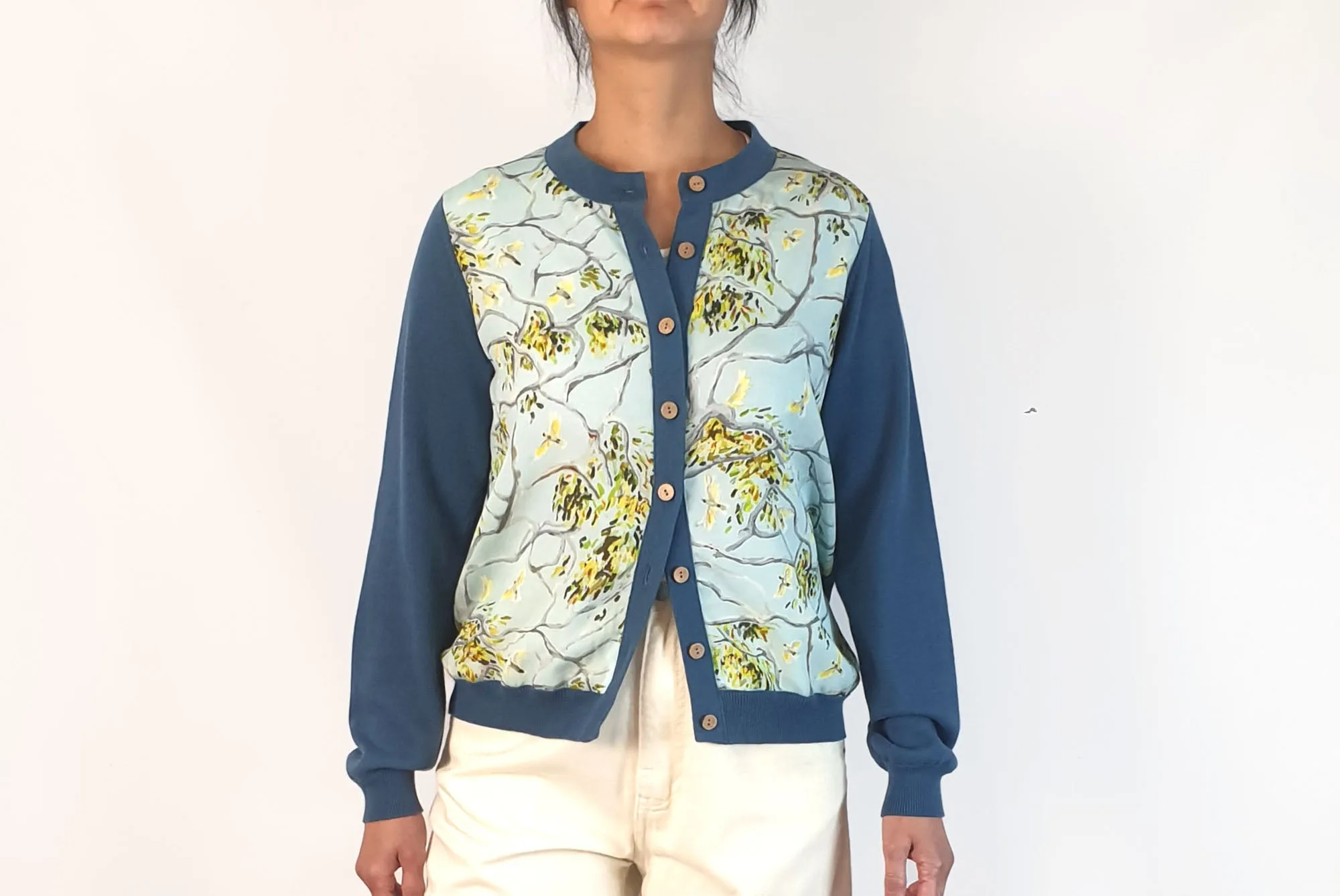 Nancybird blue light Spring cardigan with stunning gum print size 10